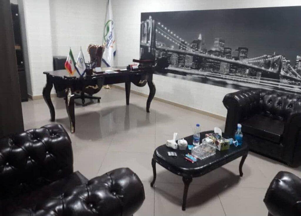 مبل نیمست چستر با میز لویی